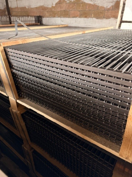 blankes Flacheisengitter mit 6 Flacheisen 6 x 15 mm und Ø 5 mm - Maschenweite 24 x 200 mm